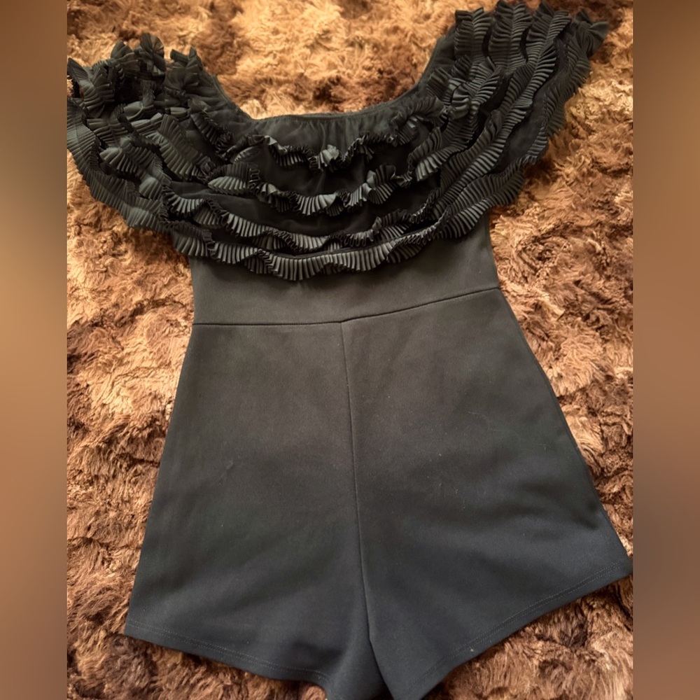 Ruffled Off Shoulder Romper Women’s Size M Akira Boutique